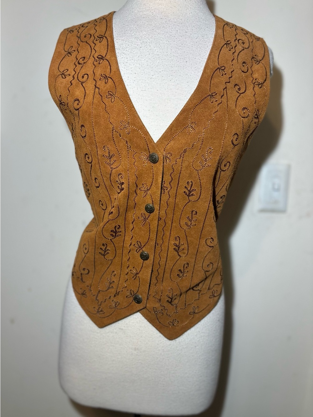 GAP Women's Embroidered V-Neck Vest - Camel/Tan